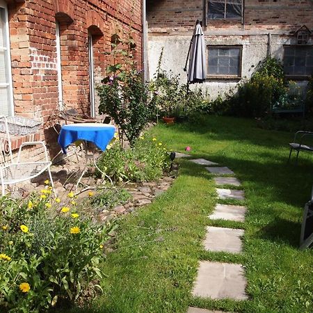 Neu Fewo Im Bauernhaus Mit Idyllischem Innenhof Und Naturgarten Mesekenhagen Екстериор снимка