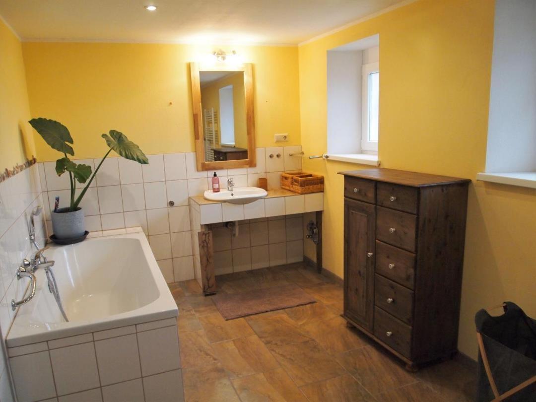 Neu Fewo Im Bauernhaus Mit Idyllischem Innenhof Und Naturgarten Mesekenhagen Екстериор снимка
