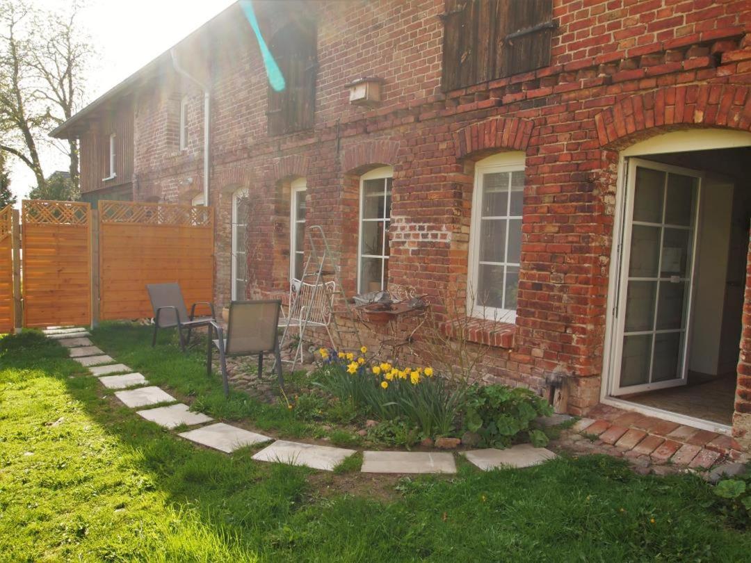 Neu Fewo Im Bauernhaus Mit Idyllischem Innenhof Und Naturgarten Mesekenhagen Екстериор снимка
